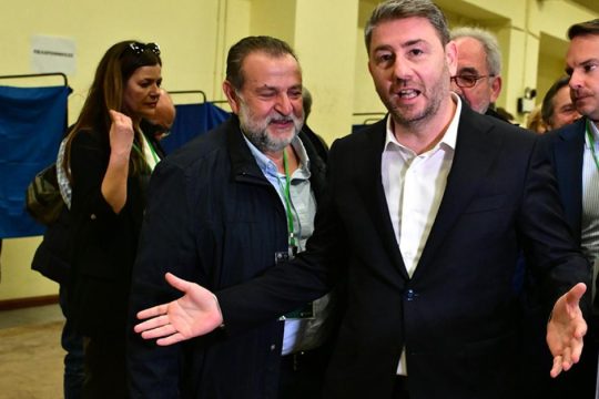 Μιμείται τον Μητσοτάκη κι άλλο!